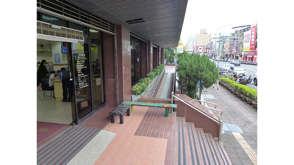 新竹區營業處或服務所現在都有放置彩繪廢橫擔椅凳， 讓等候公車或洽公民眾臨時休息，可謂是兼具創意及實用性。